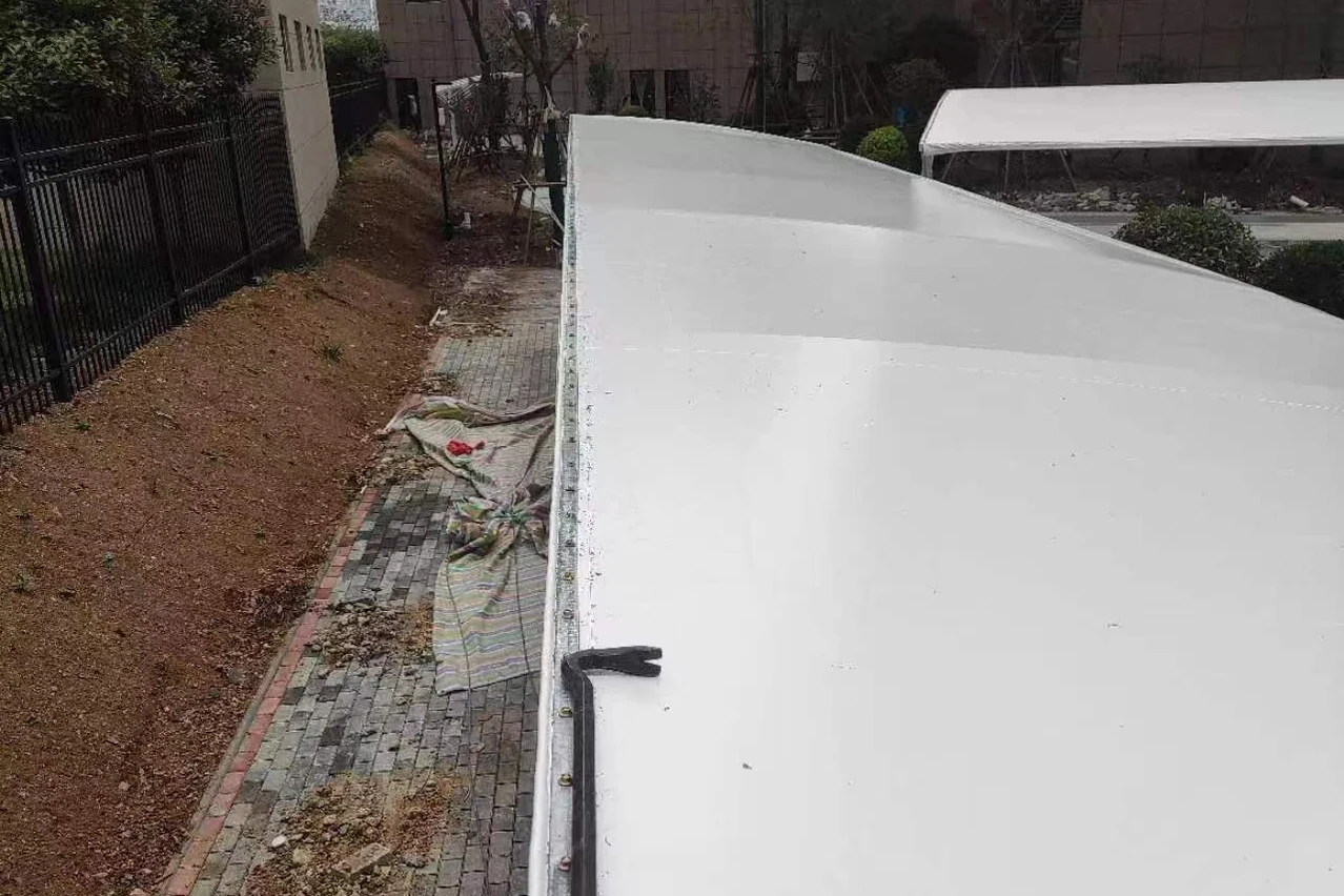 车棚白色膜面坡形与直线收边构造实拍