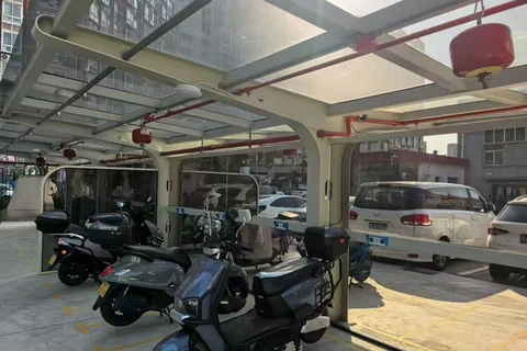 住宅楼旁两轮电动车停车棚现场实拍