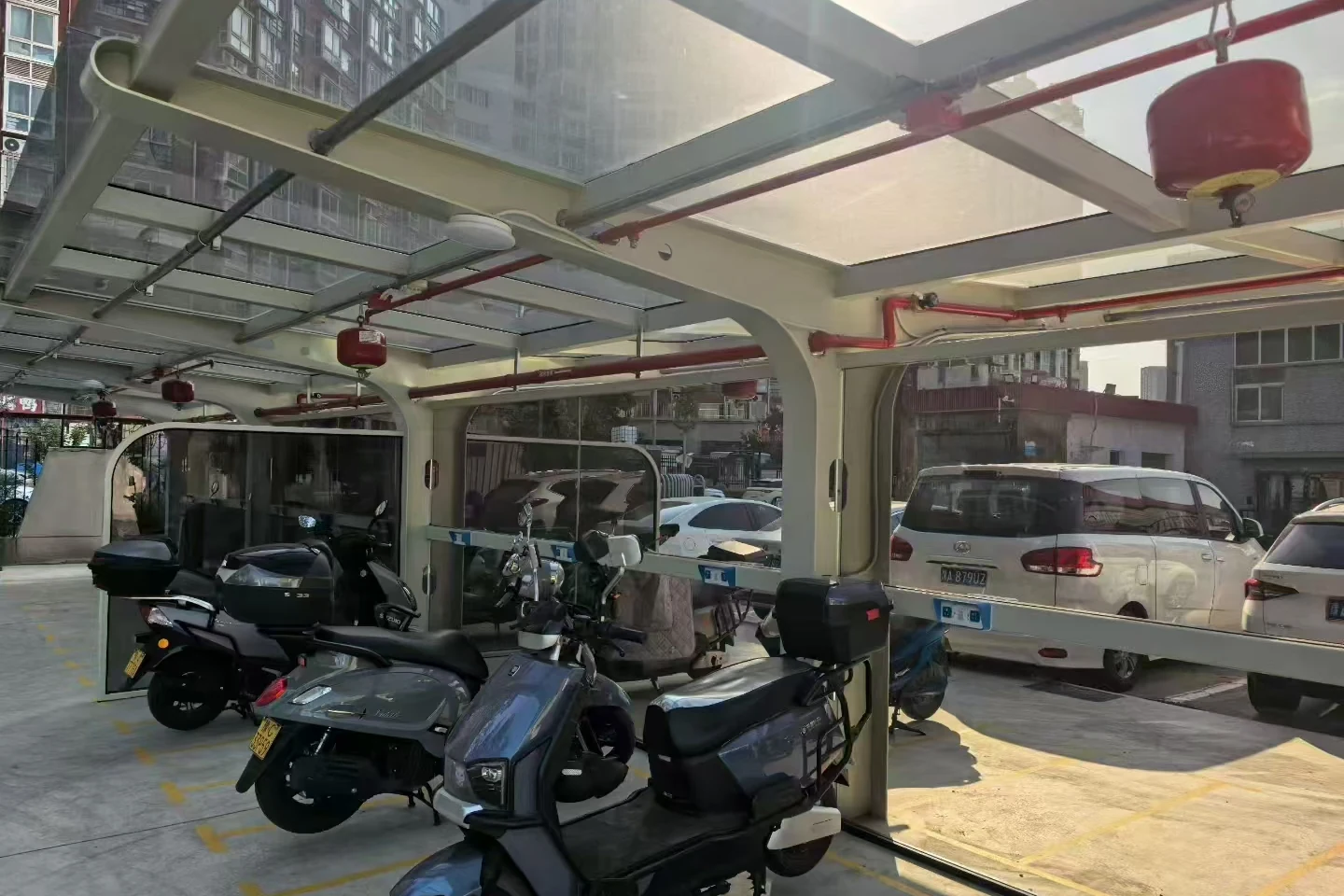 住宅楼旁两轮电动车停车棚现场实拍