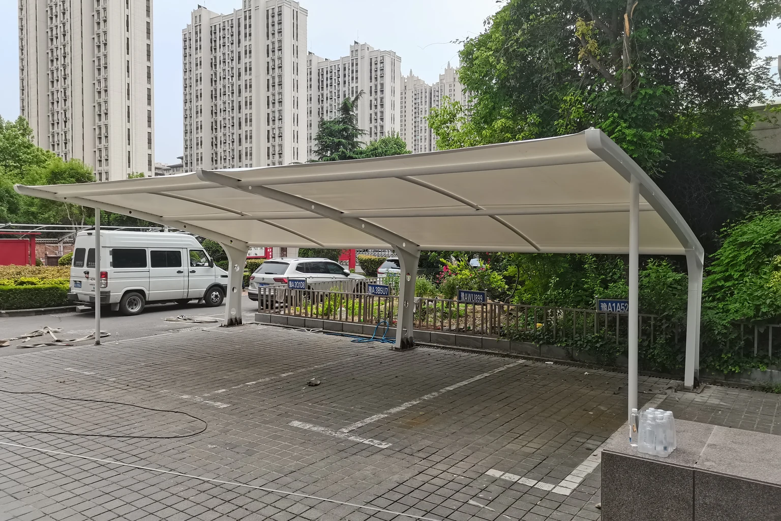 住宅楼旁膜结构车棚的膜面、钢梁与立柱实拍