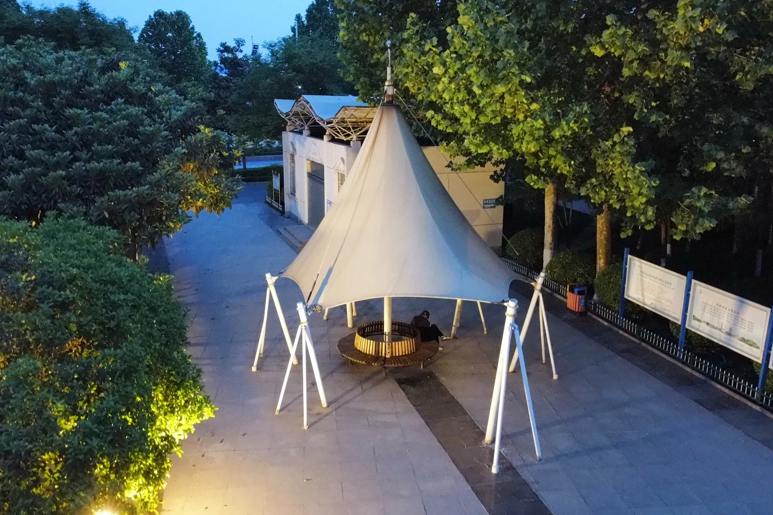 绿化步道旁景观膜亭夜景实拍