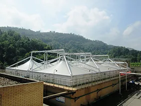 Covering a wastewater tank with a membrane structure