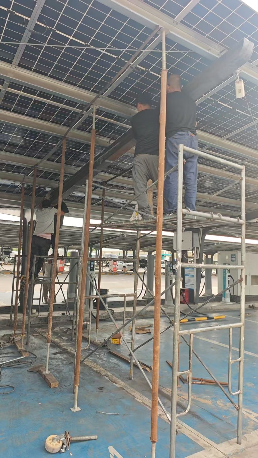 光伏车棚维修时棚内脚手架与作业空间