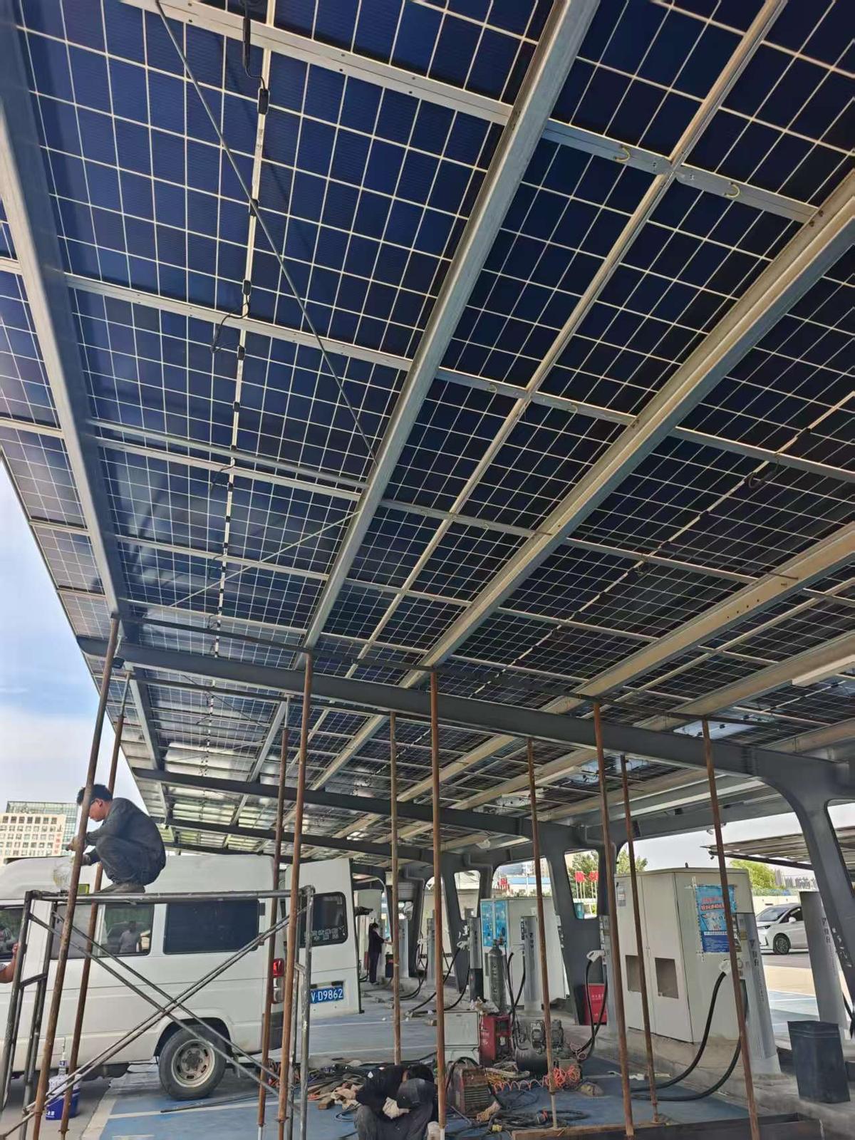 中原区充电站光伏车棚下方钢梁与光伏板现场