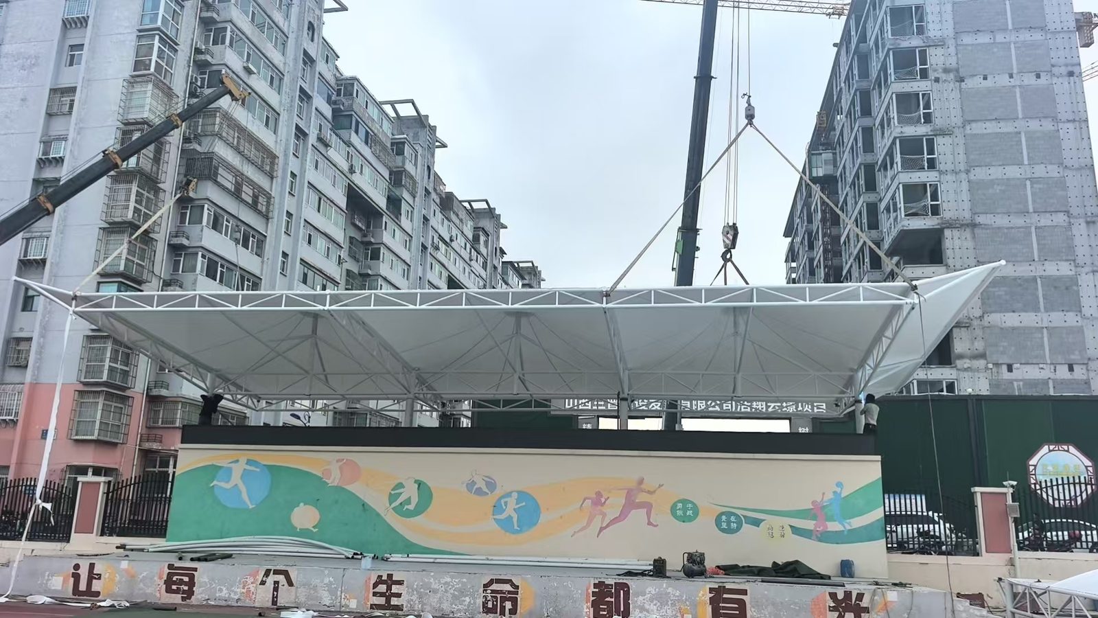 晋城学校看台膜结构顶部构件安装正面