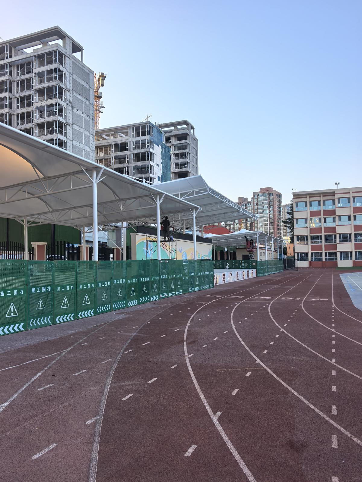学校膜结构看台棚沿跑道延伸的侧面