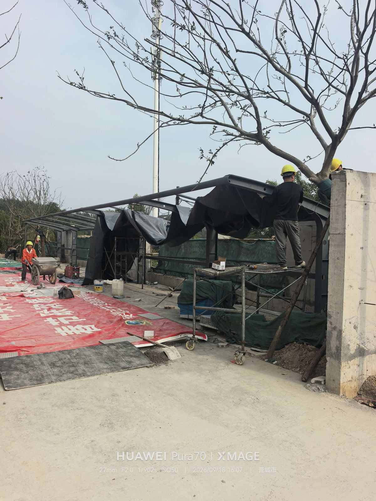 晋城电动车充电棚沿围墙和树木布置的施工全景