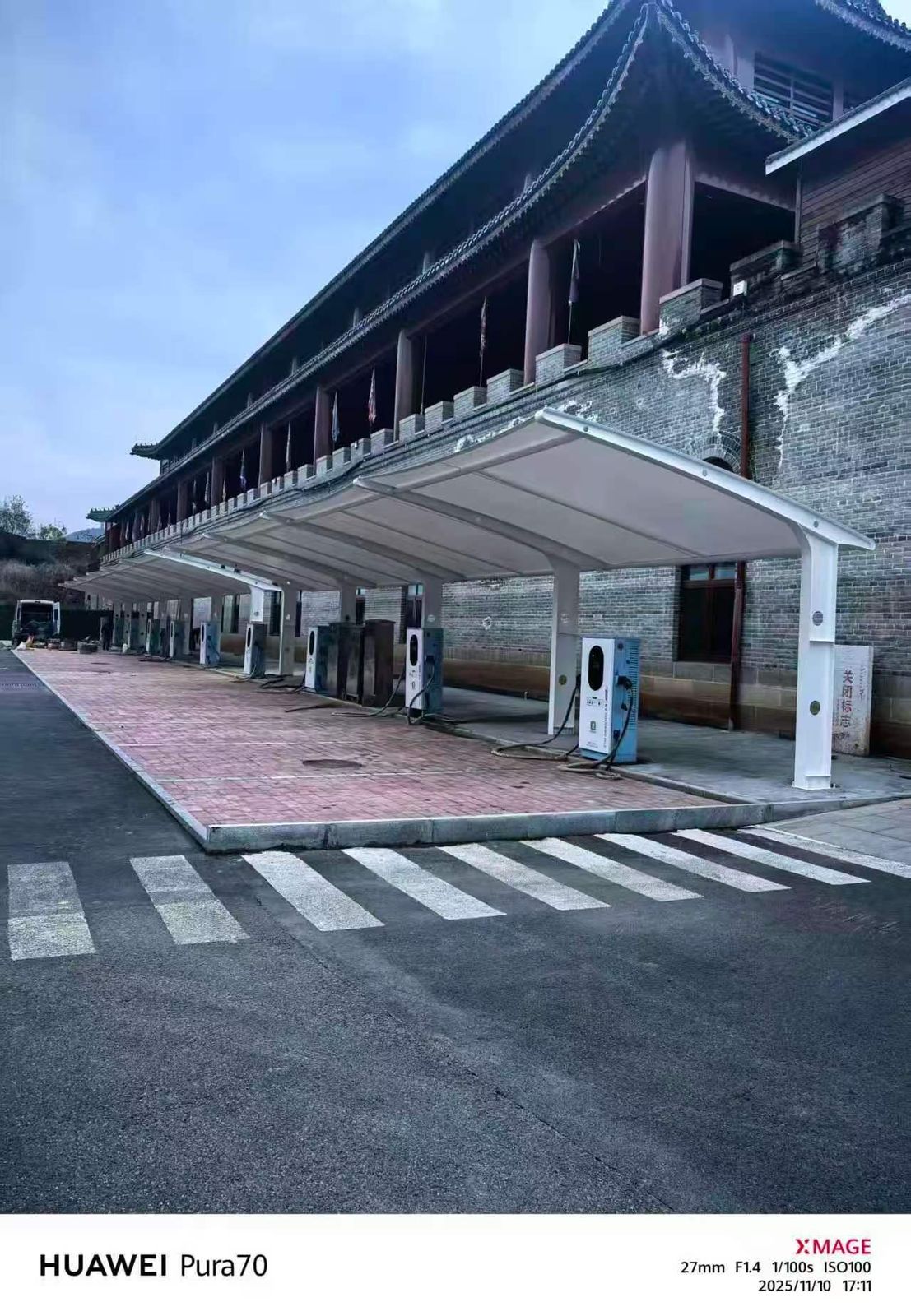 景区充电停车棚与道路斑马线整体视角