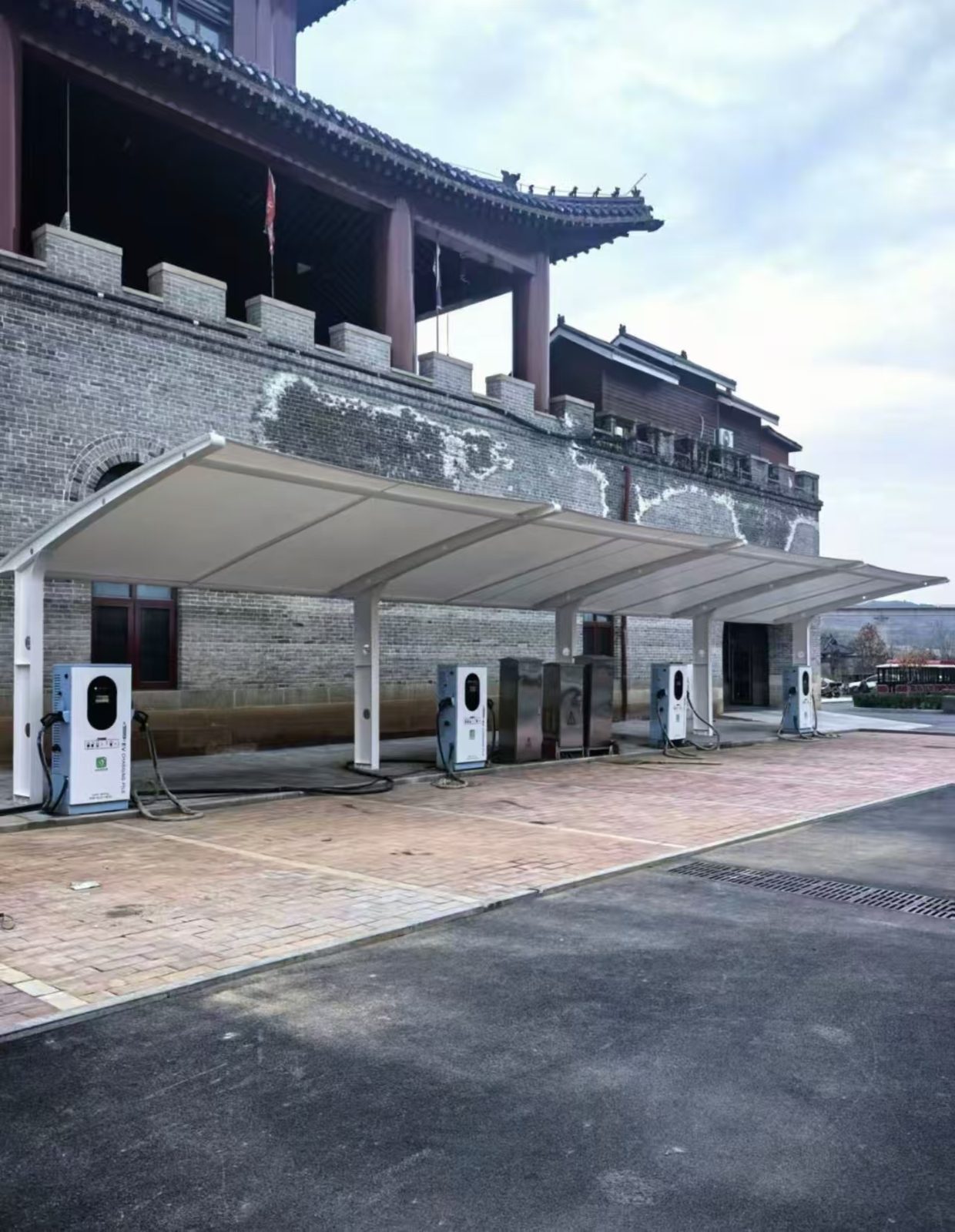 山西晋城景区建筑旁膜结构充电停车棚