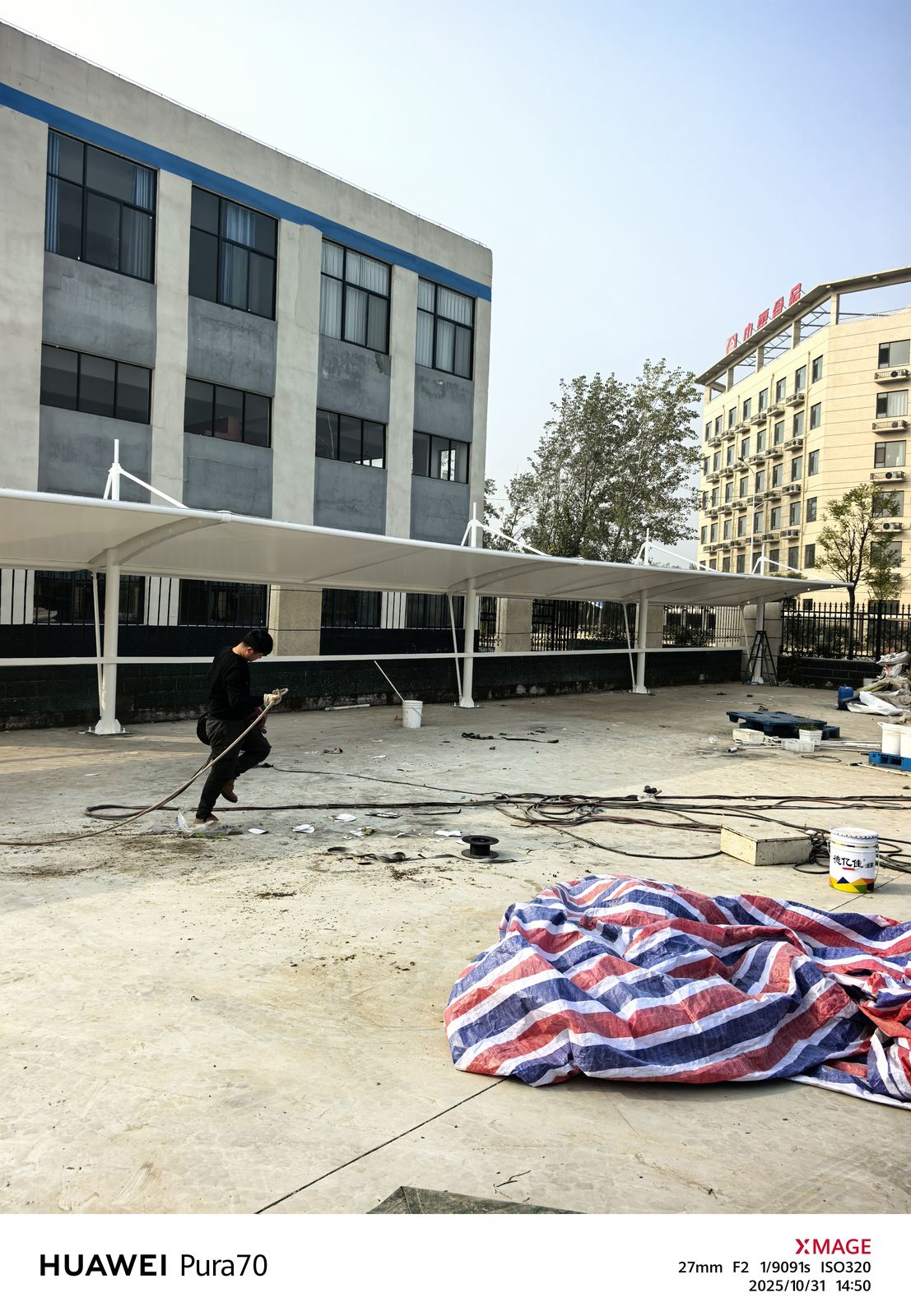 原阳食品厂车棚与楼前硬化场地全景