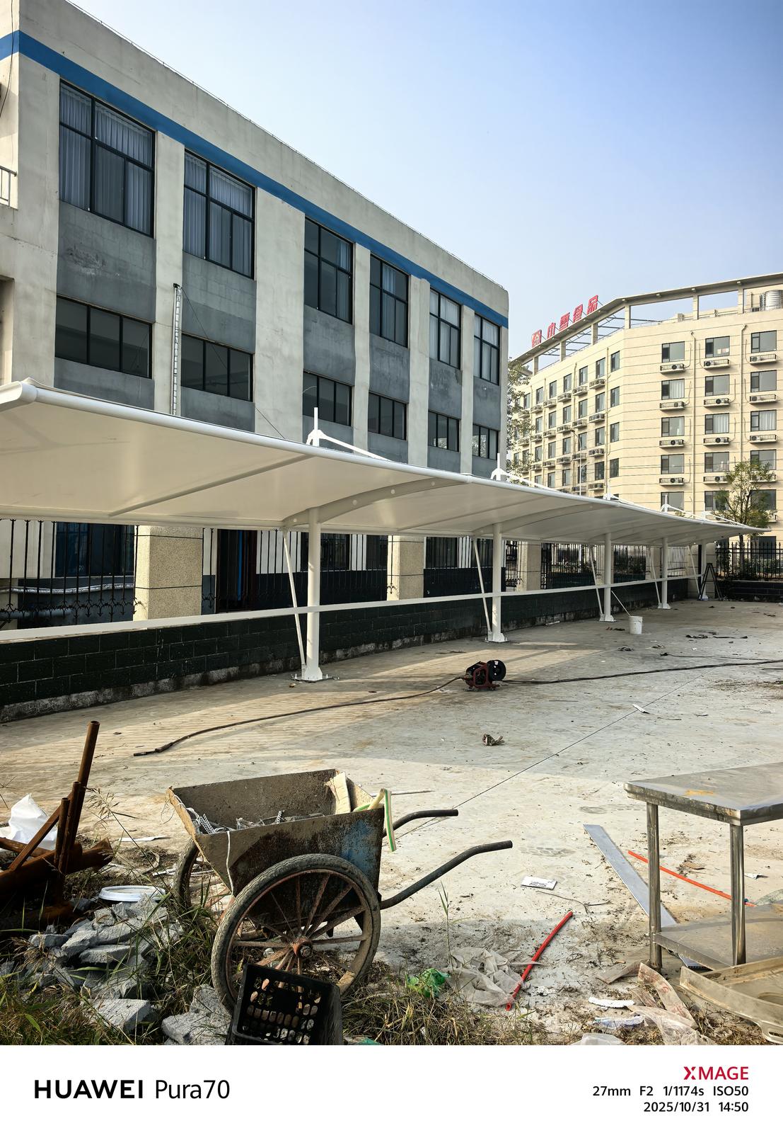 原阳厂房旁白色车棚连续屋面与立柱