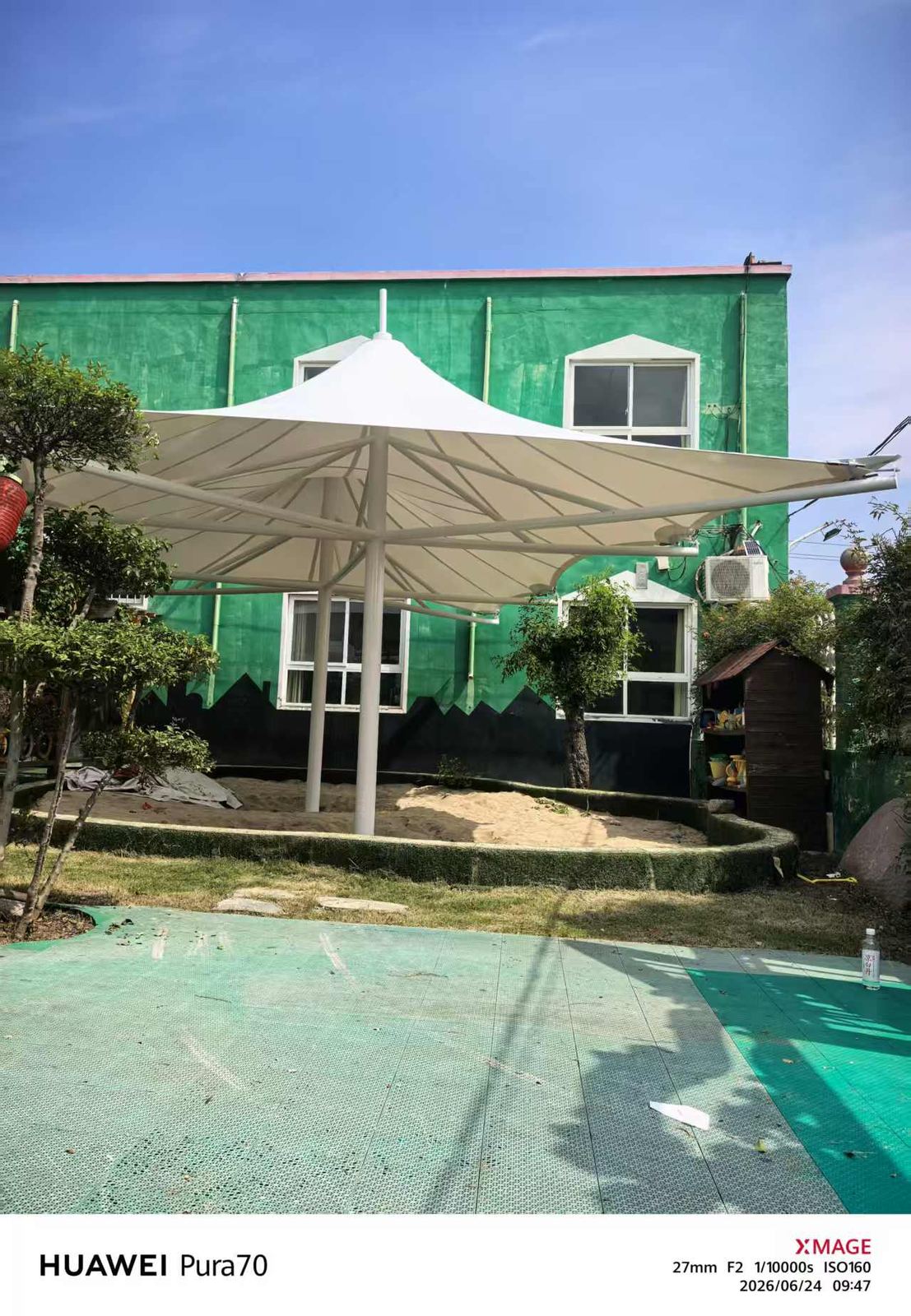 幼儿园双伞形膜结构景观棚正面与棚下支撑
