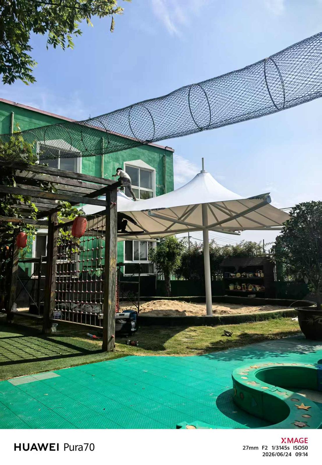 幼儿园活动地面一侧的双伞形膜结构景观棚