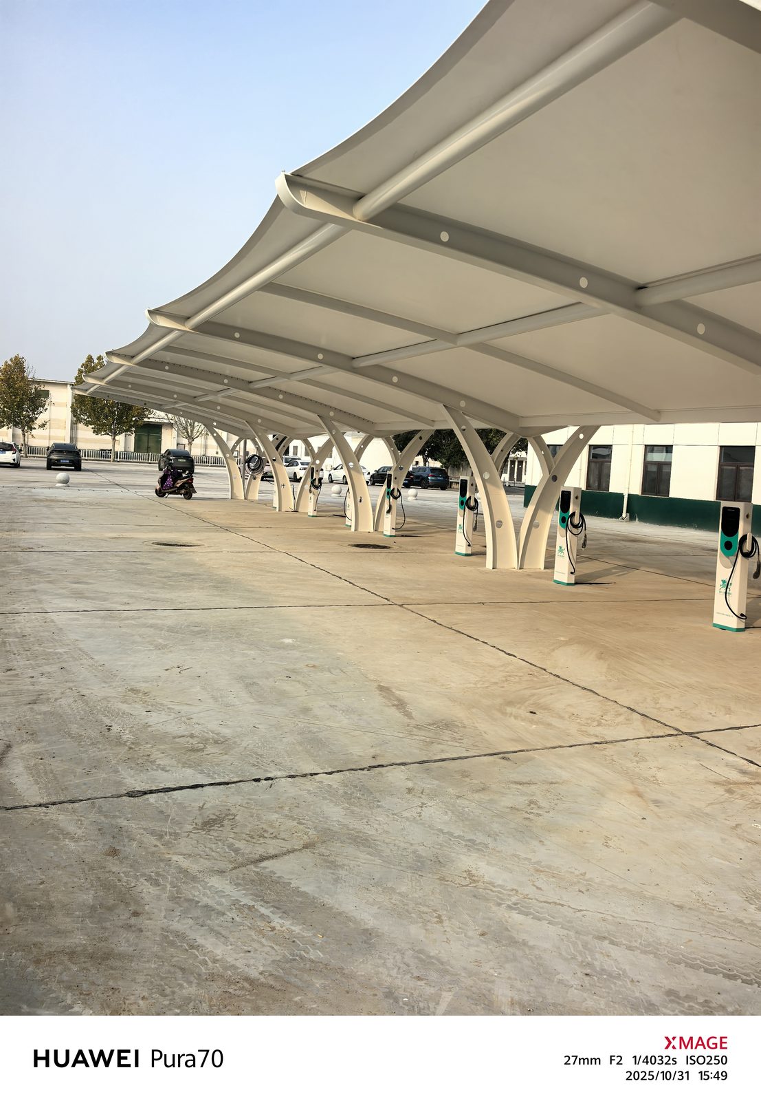 新乡厂区停车棚内部的连续支撑和棚下空间