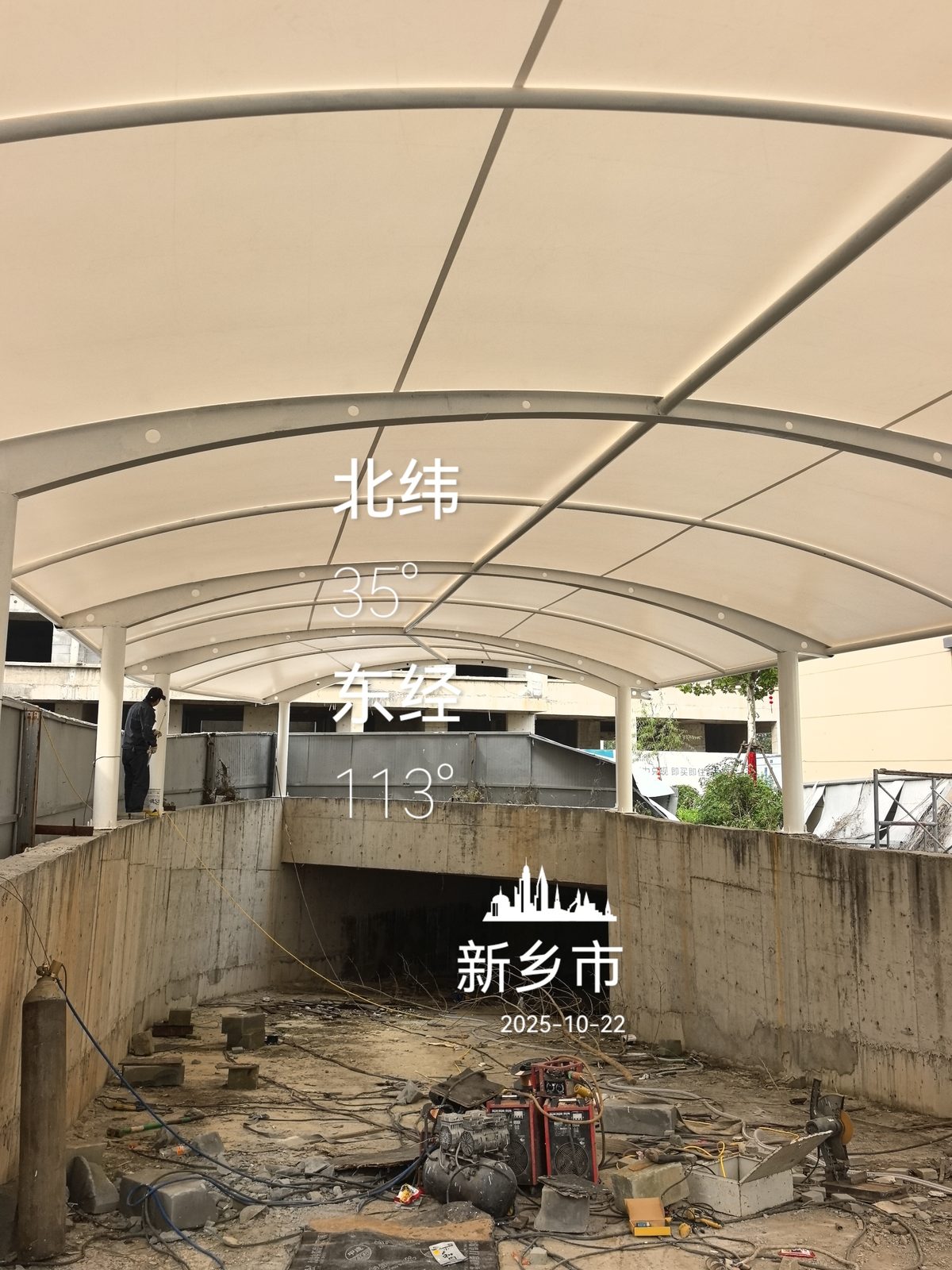 新乡小区地库坡道上方连续弧形膜结构顶棚内部