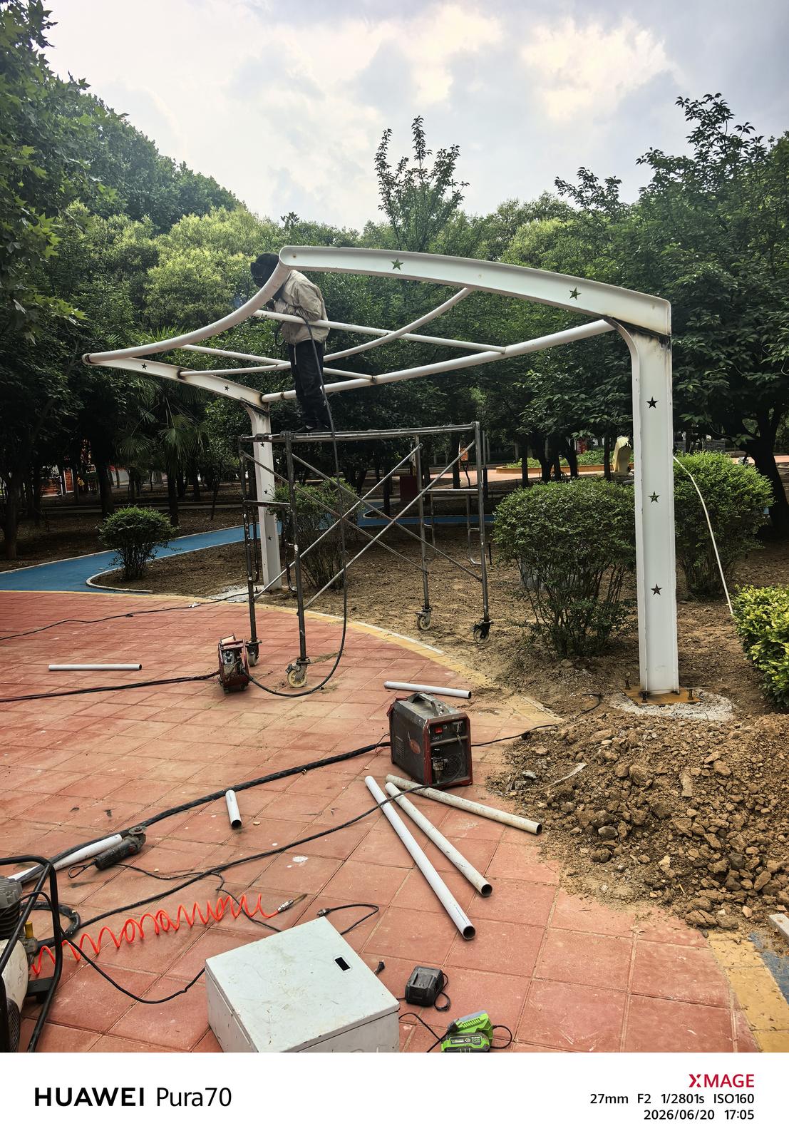 幼儿园遮阳棚边梁与横向杆件安装现场