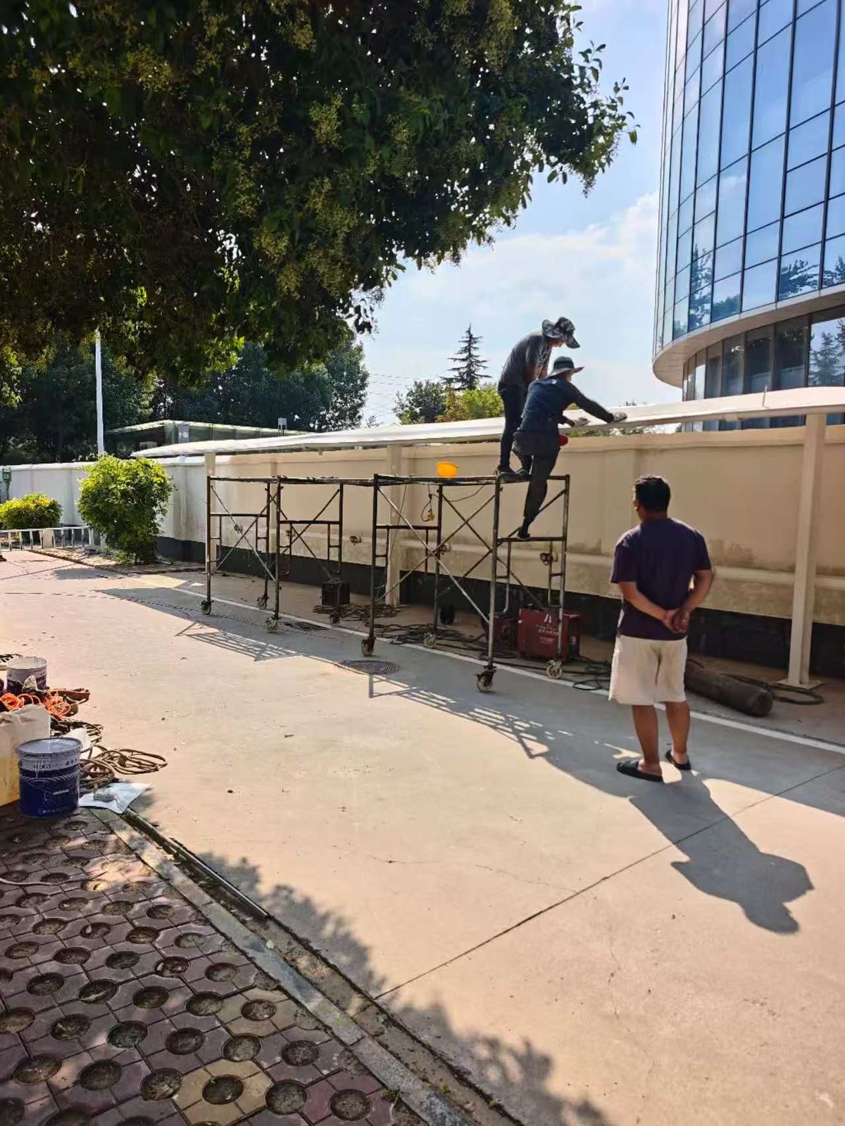 上街区电动车充电棚棚边作业与脚手架现场