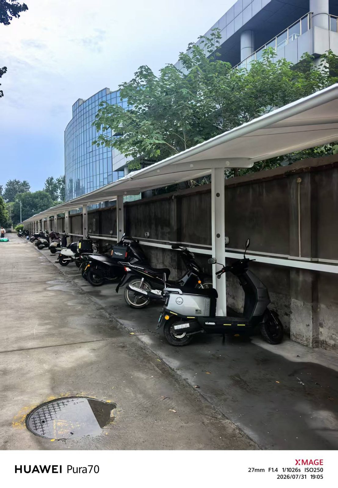 郑州上街区沿围墙布置的电动车充电棚整体