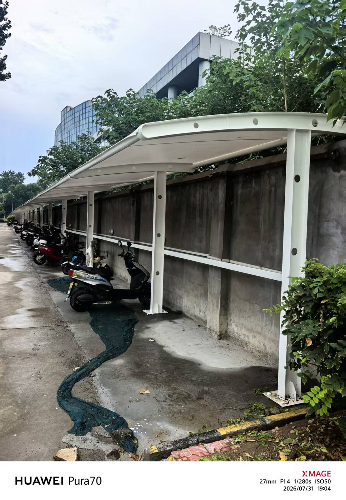 电动车充电棚端部立柱与棚缘近景