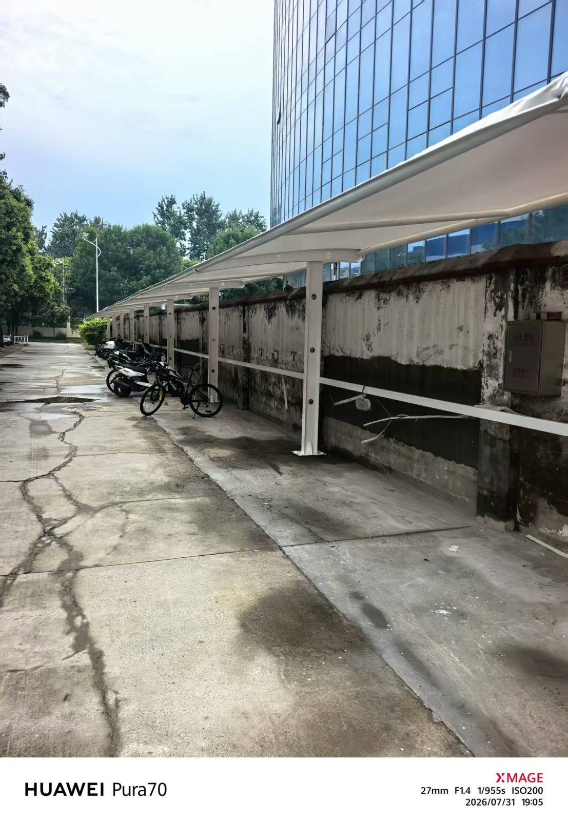 上街区充电棚另一方向的连续棚面和围墙