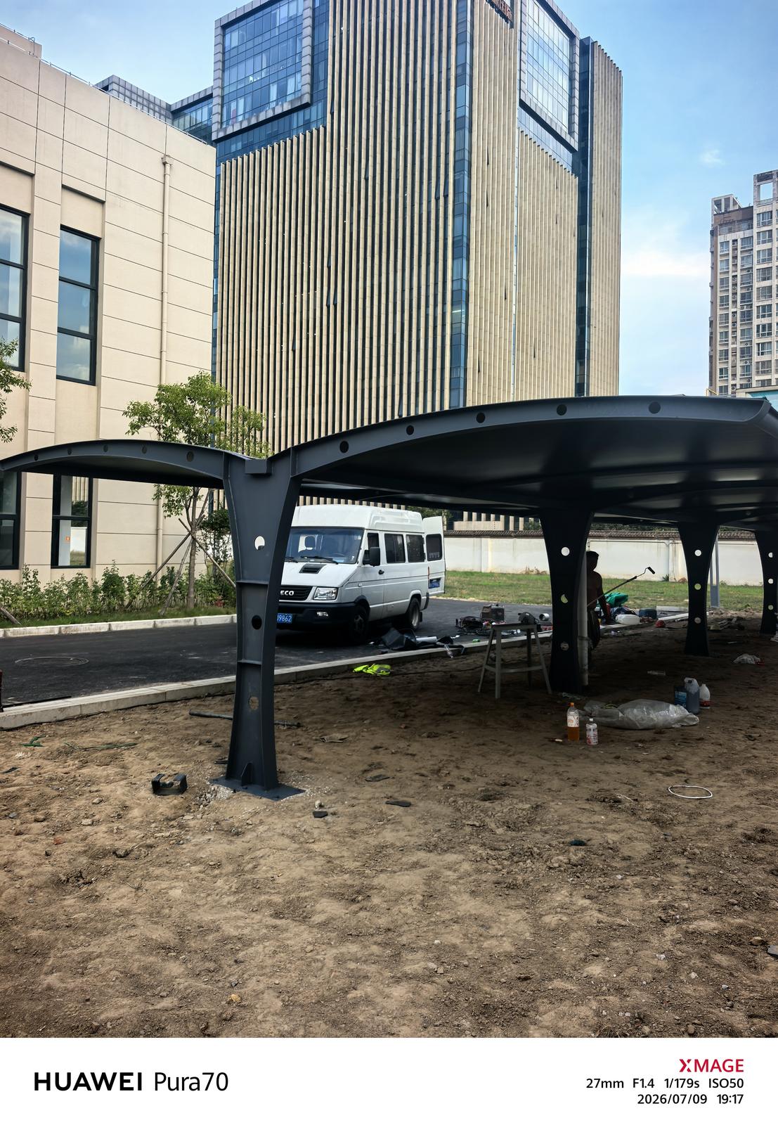 家属院双挑车棚另一端的棚下施工场地