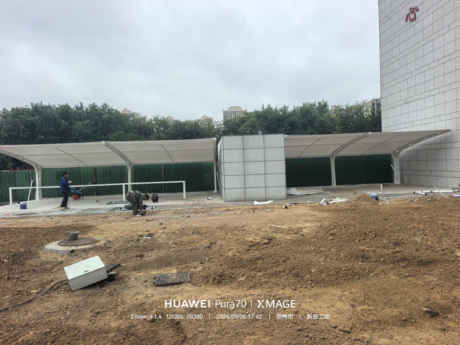 航空港区膜结构车棚连续棚面的横向安装全景