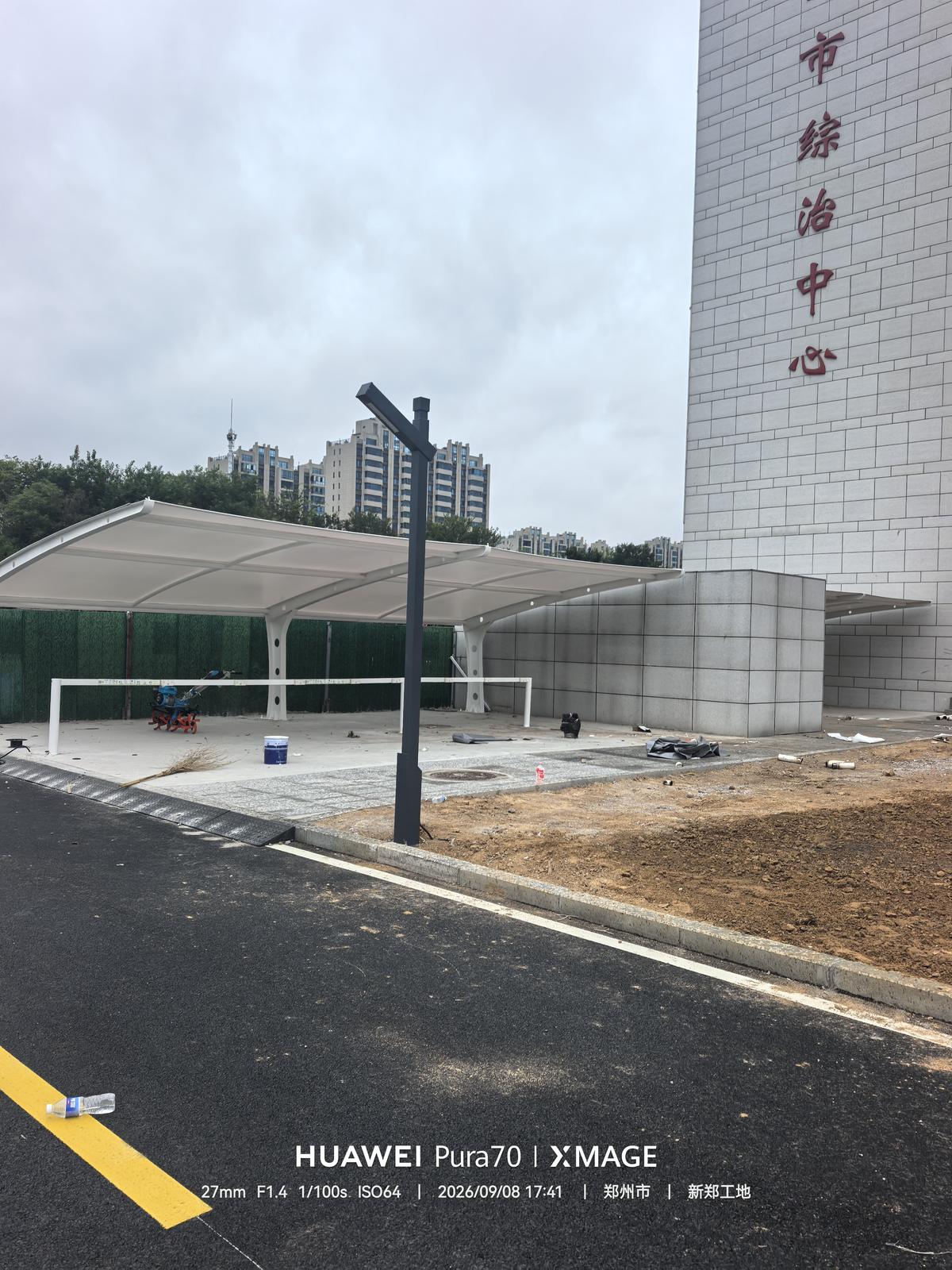 郑州航空港区建筑旁7字型膜结构车棚安装