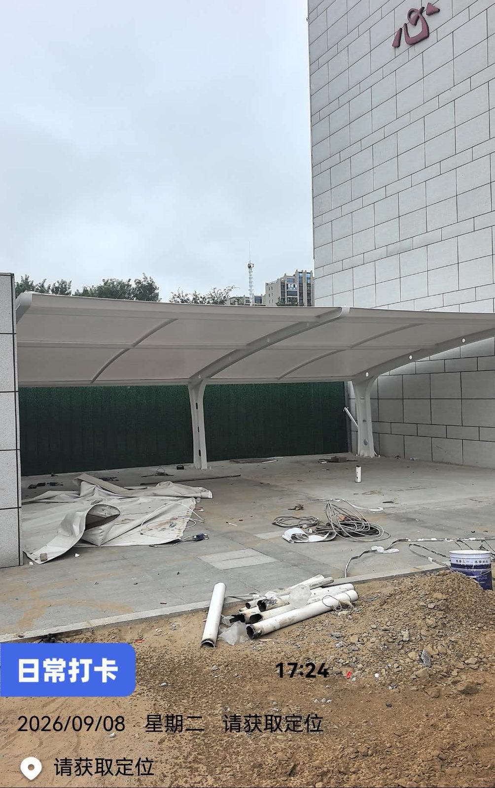 膜结构车棚安装现场的棚面与地面材料