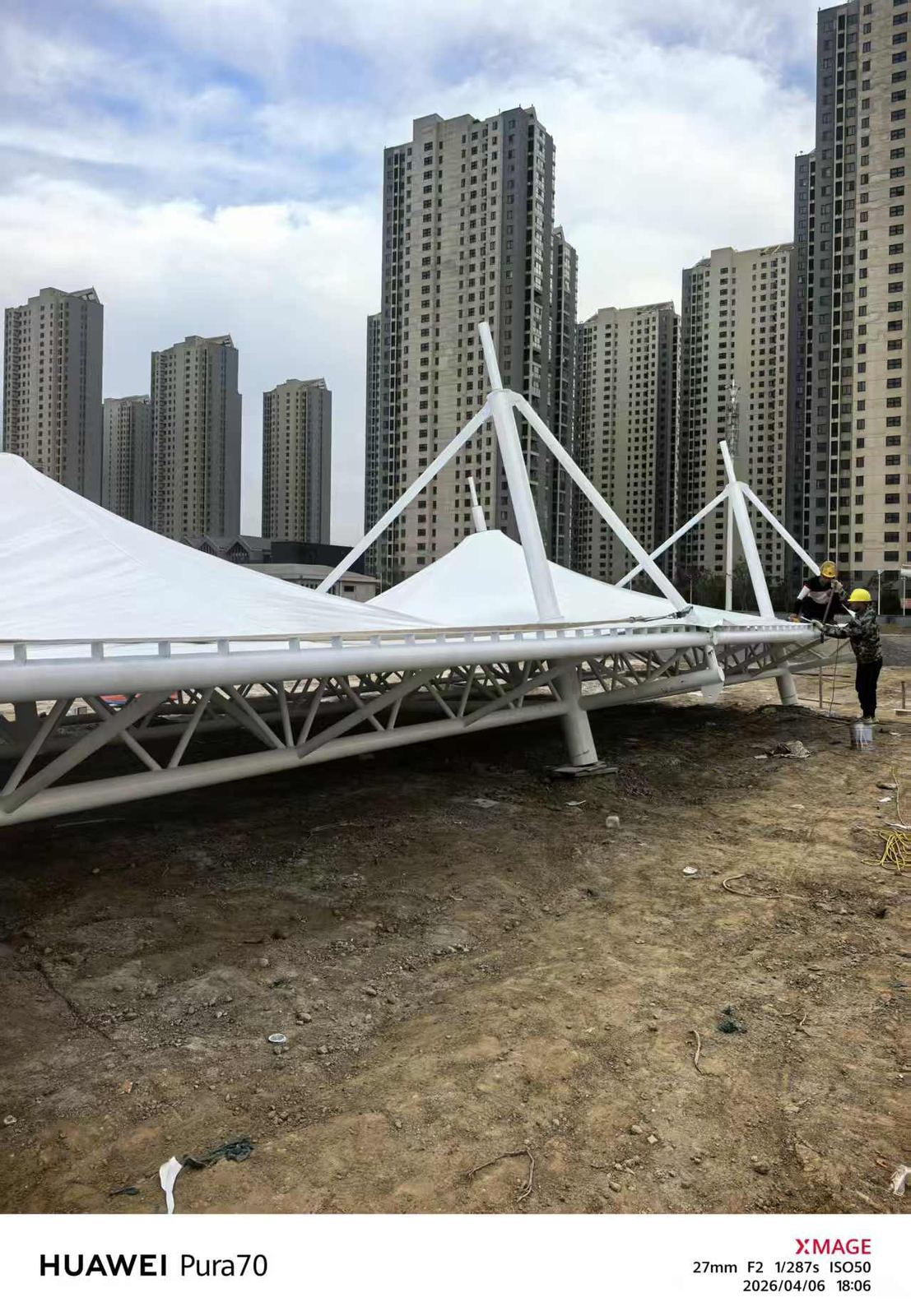 地面阶段的白色尖顶膜面和前侧桁架组件