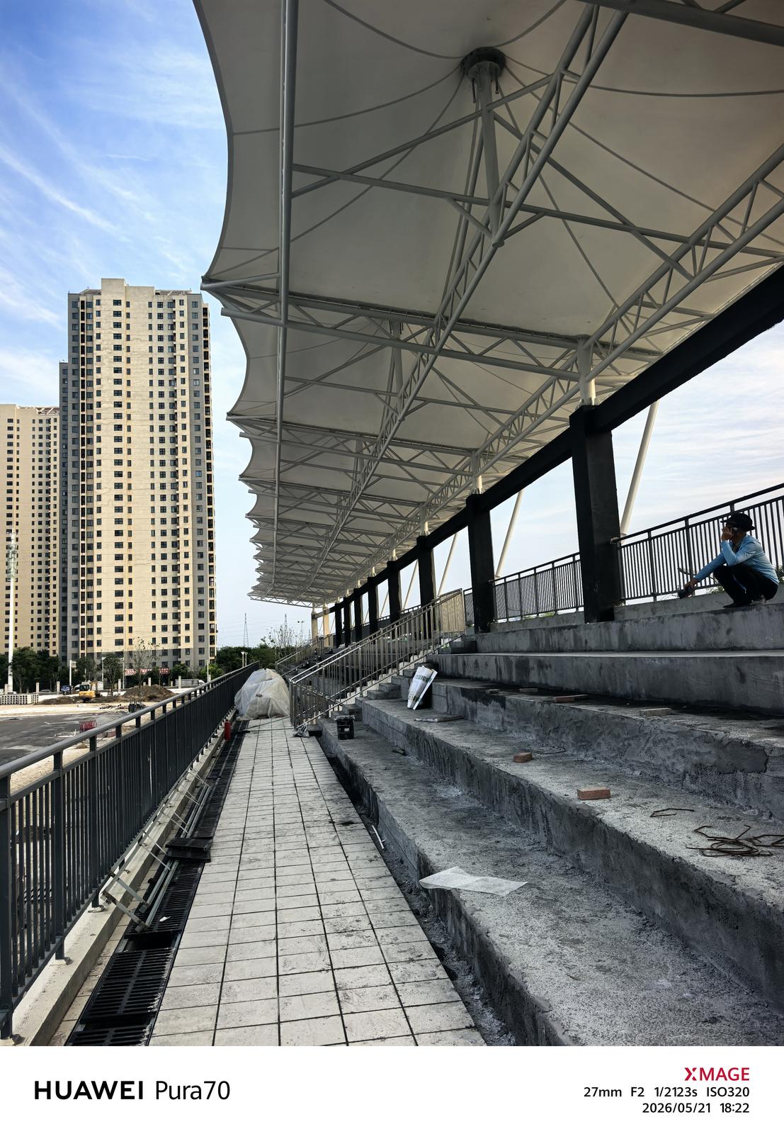阶梯看台通道上方的膜面与棚下支撑构件
