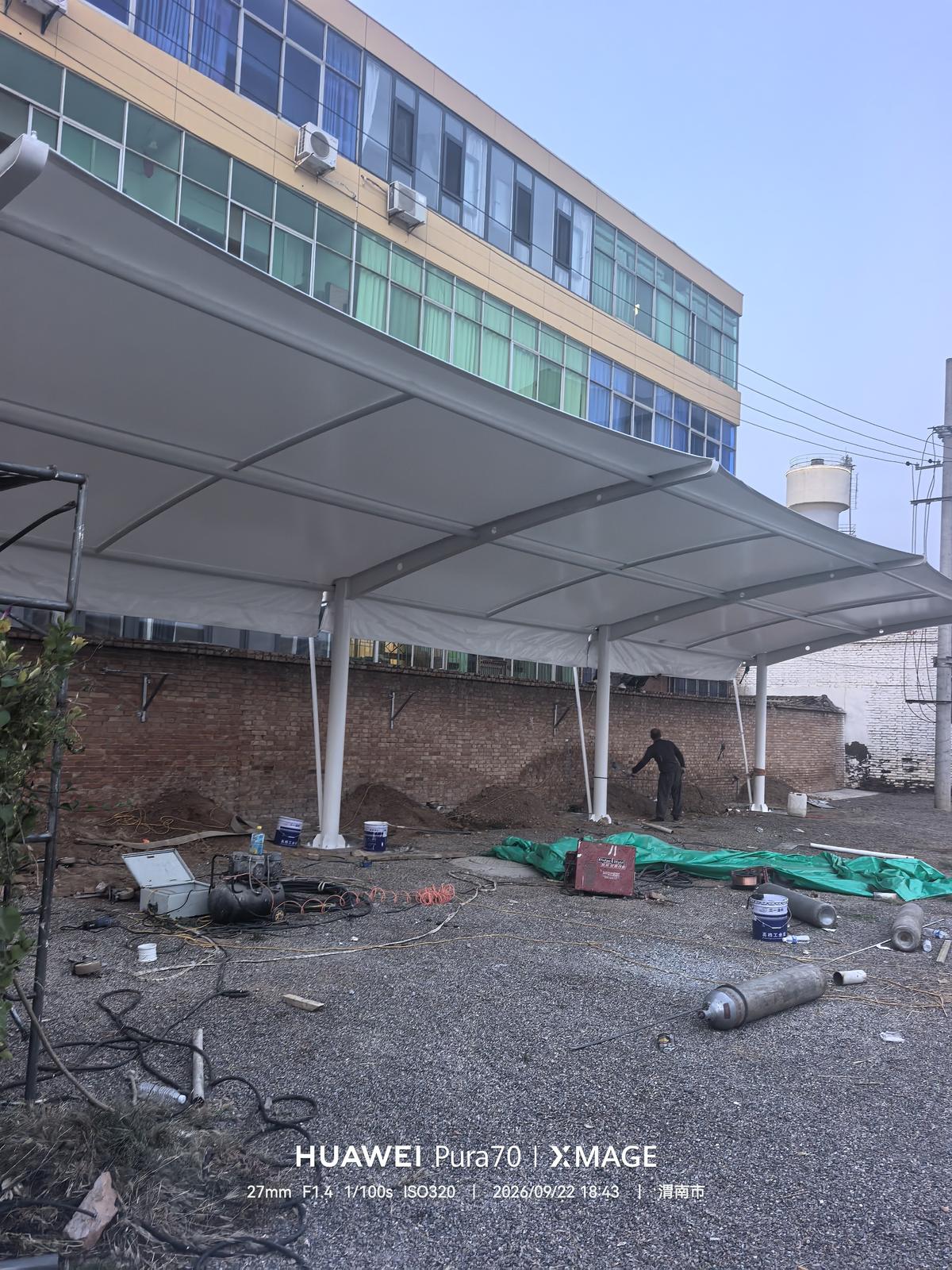 厂房旁车棚安装现场与地面施工材料