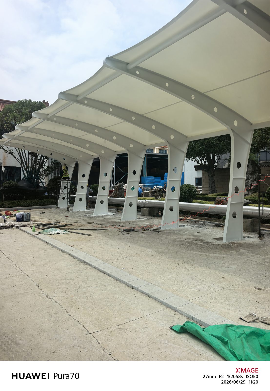 驻马店厂内车棚白色弧形构件与连续浅色棚面