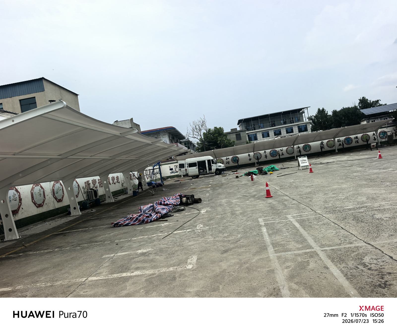 围墙旁长条膜结构车棚及院内地面标线