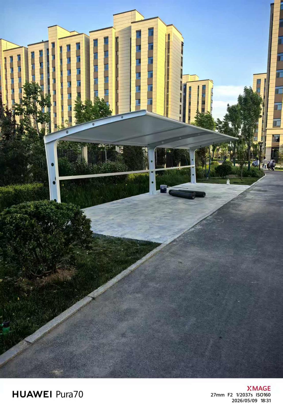 鹤壁小区步道旁7字形电动车棚