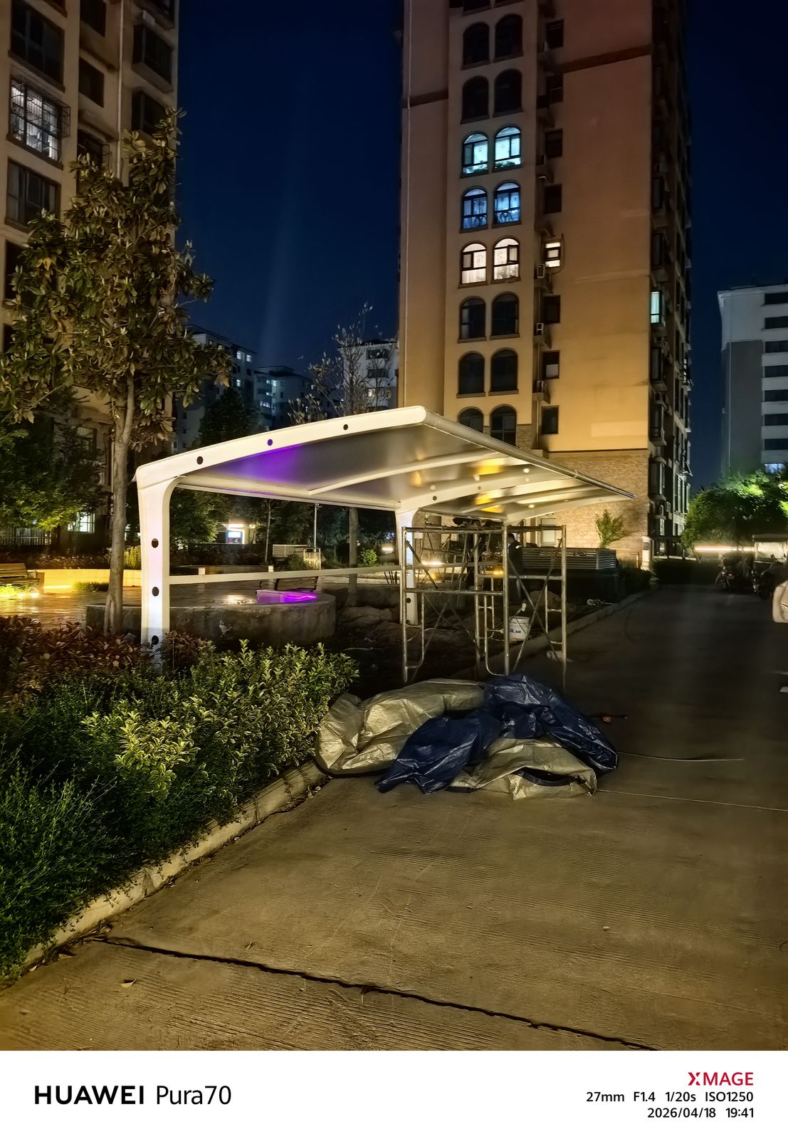 住宅楼旁电动车棚夜间安装现场及脚手架