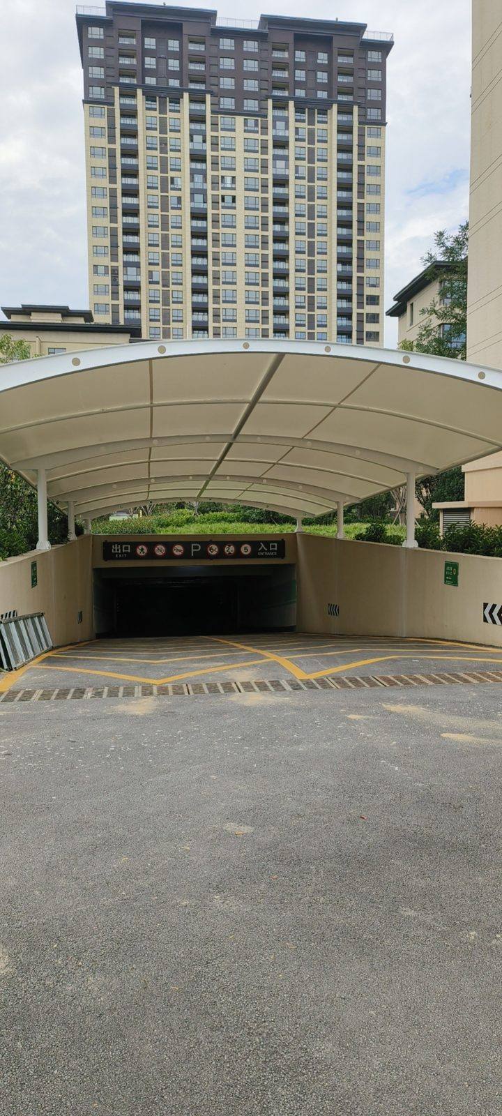 郑州中牟县地库出入口白色弧形膜结构雨棚