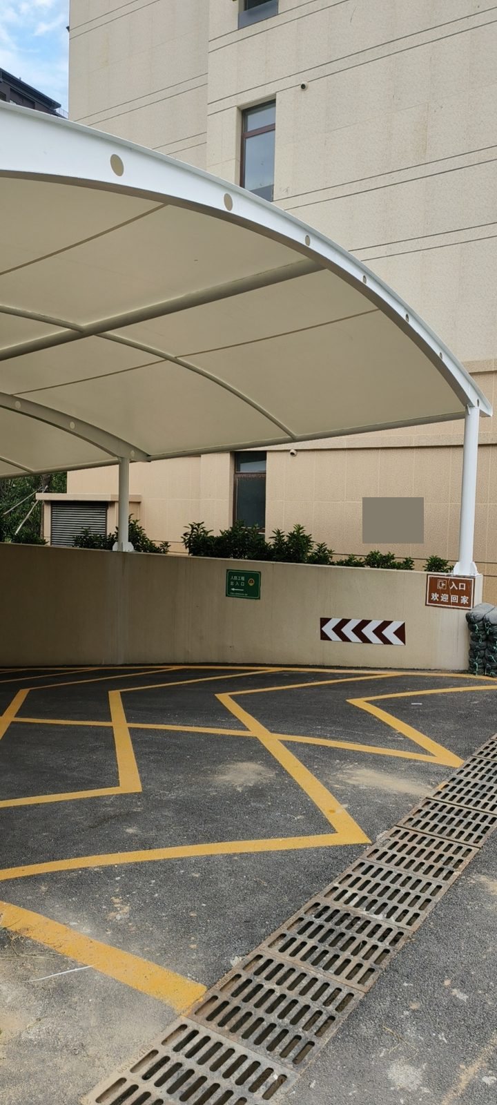 郑州中牟县地库出入口膜结构雨棚侧面与坡道