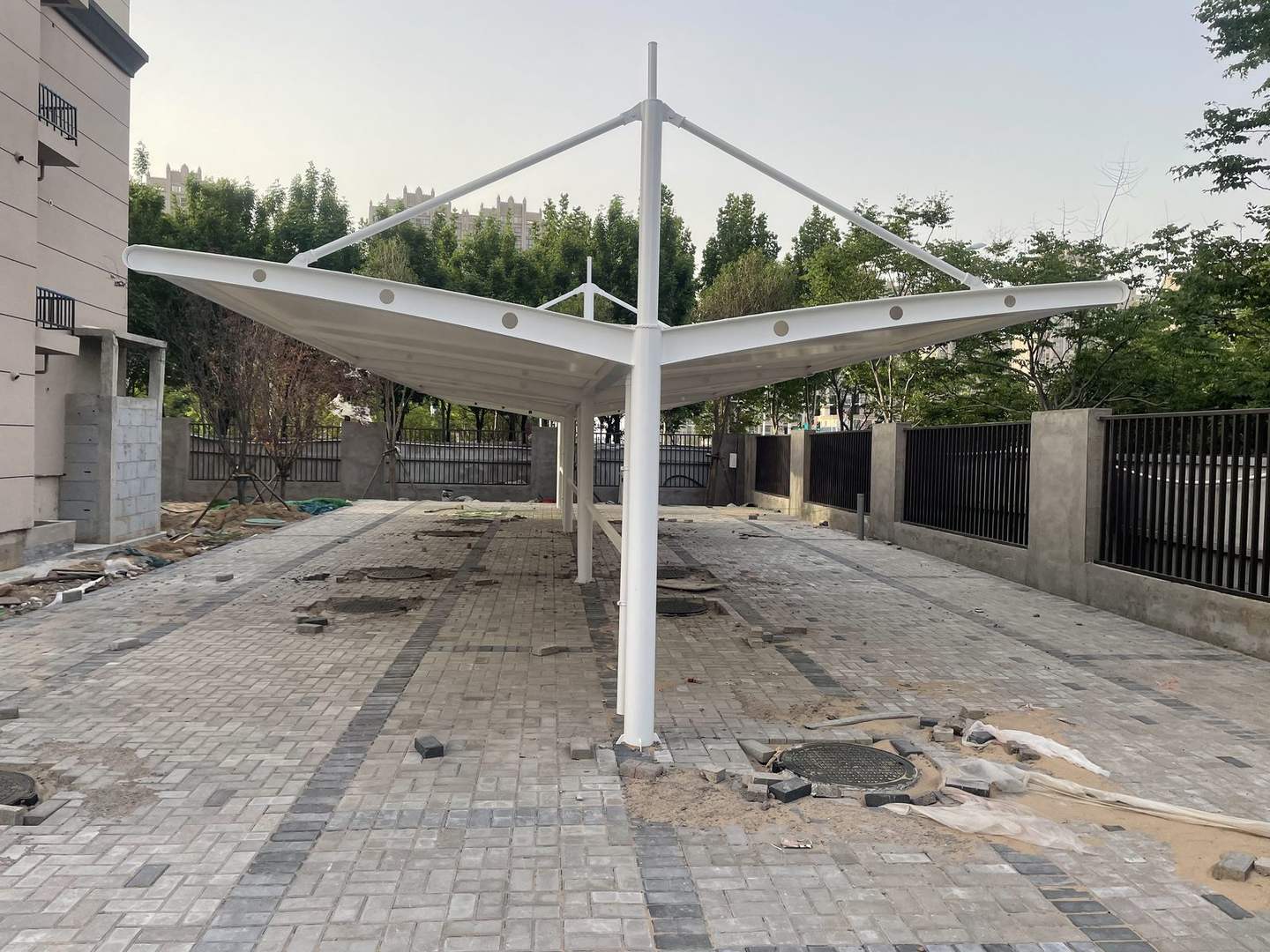 郑州中牟县双挑拉杆膜结构停车棚的中柱与两侧屋盖