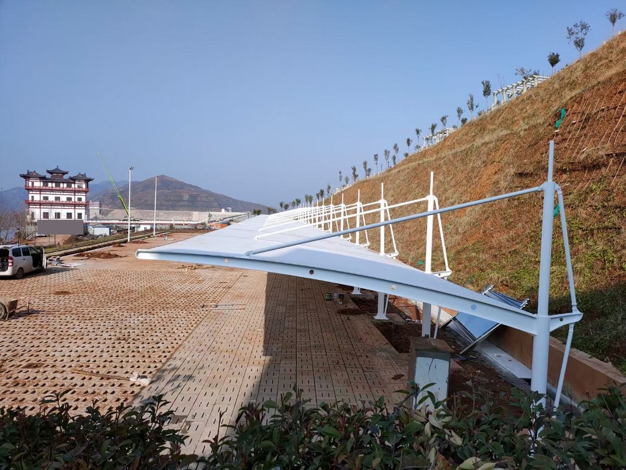 长排单侧拉杆膜结构停车棚沿坡脚延伸