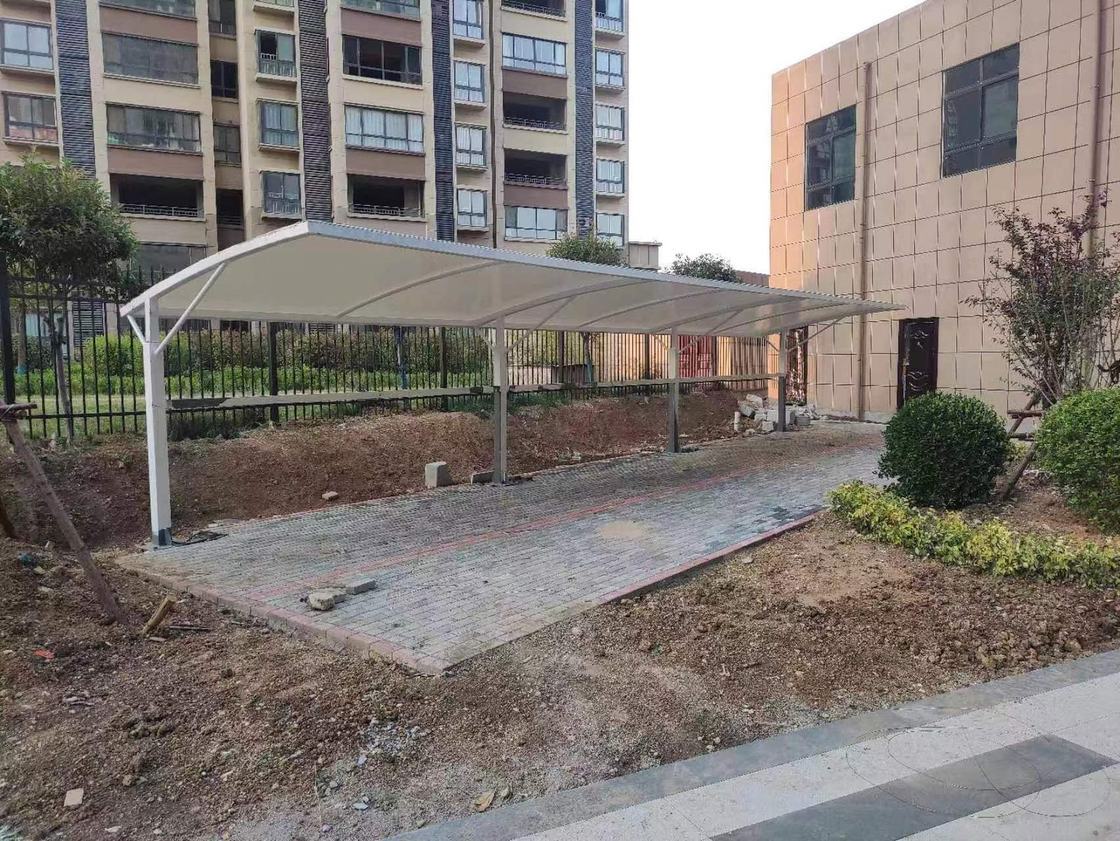 住宅围栏与建筑旁的浅色膜结构车棚