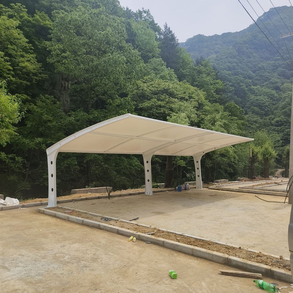 山林背景前的白色7字形膜结构停车棚