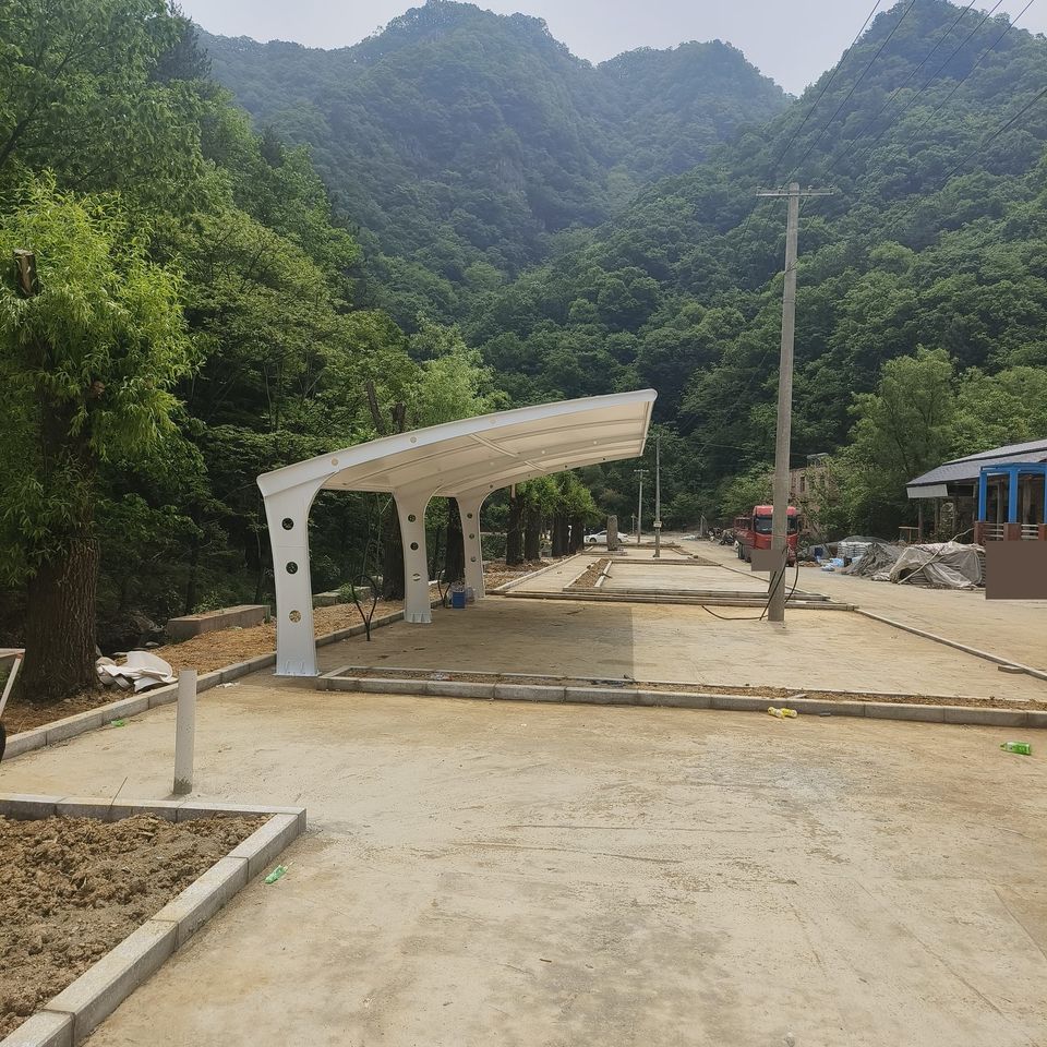 山地停车场车棚的7字形支架侧面与连续棚段