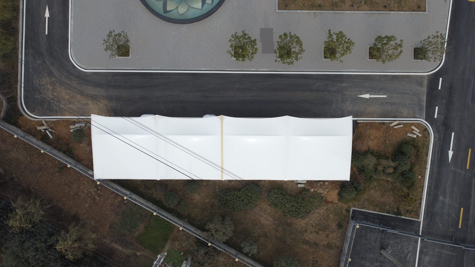 The overhead view relates the carport to the internal drive and landscaped plaza. Xingyang, Zhengzhou, Henan, China