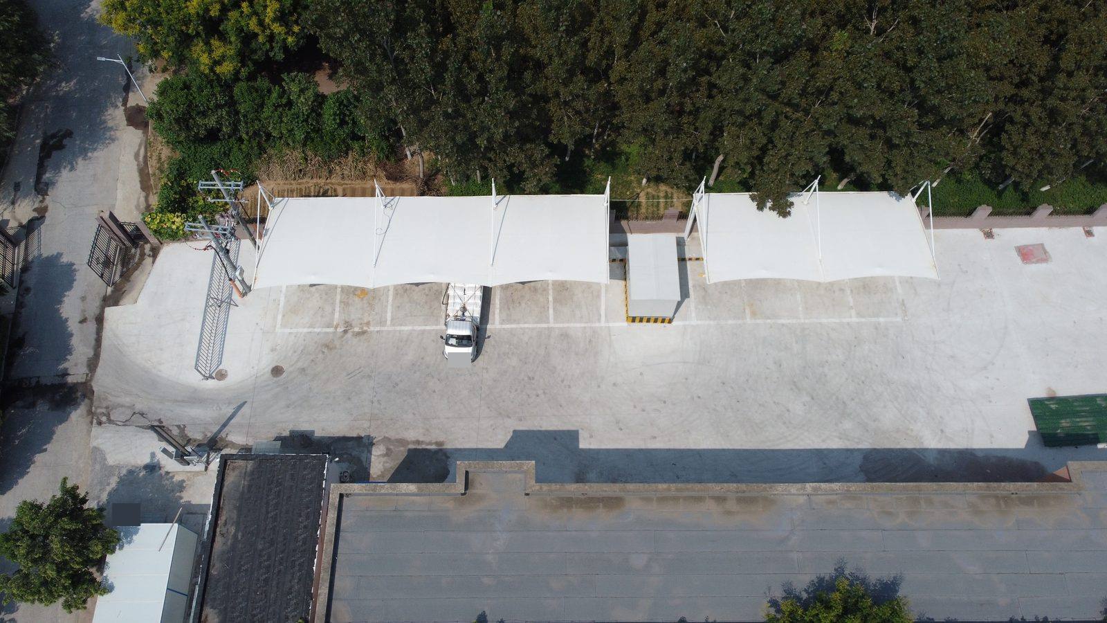 郑州市：两段棚体分列设备箱两侧，前方保留院内通行空间。